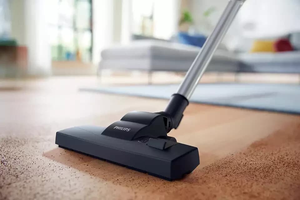 La spazzola che passa su un parquet chiaro