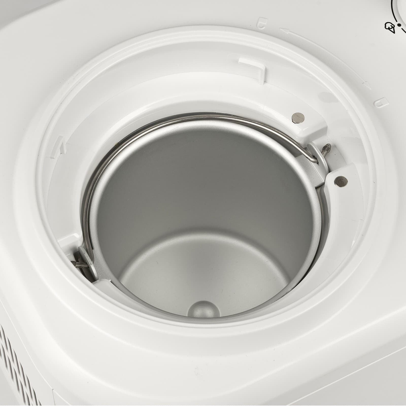 Il vano aperto con dentro il cestello in alluminio